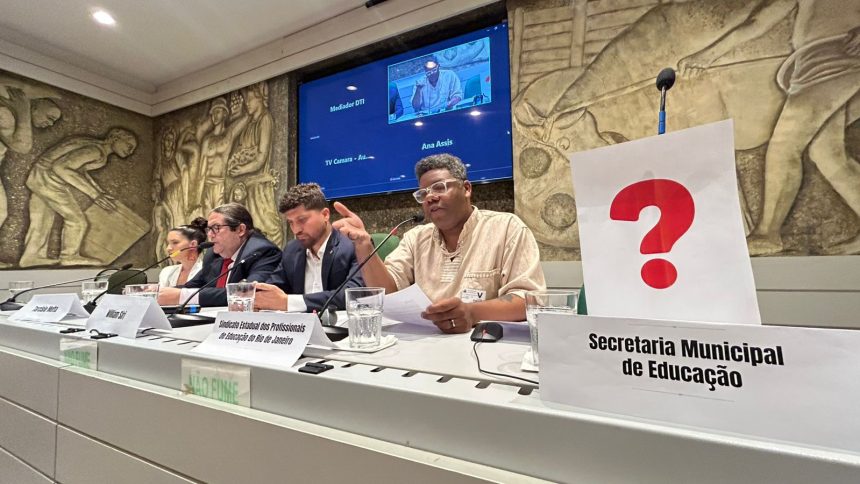A cadeira destinada à Secretaria municipal de Educação ficou vazia durante audiência pública na Câmara do Rio