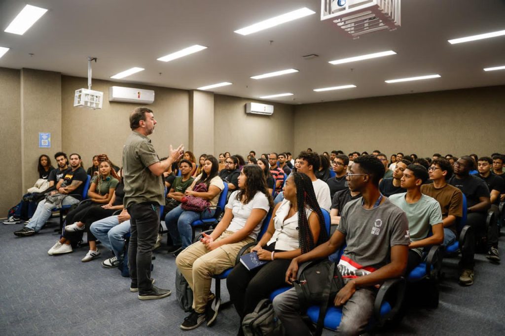 Marcelo Freixo participou de debate com moradores da Ilha do Governador sobre a cobrança de laudêmio no bairro - Foto: Divulgação