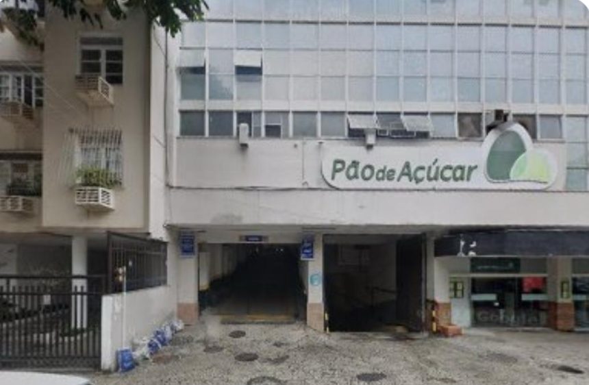 O prédio em Botafogo desapropriado pelo prefeito Eduardo Paes, para fins de renovação urbana