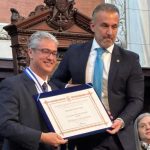 O deputado Cláudio Caiado (PSD) entrega a homenagem ao professor e advogado Gustavo Schmidt, no Palácio Tiradentes