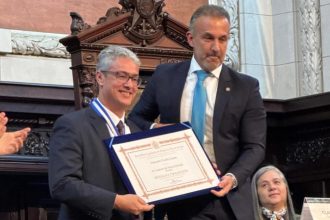 O deputado Cláudio Caiado (PSD) entrega a homenagem ao professor e advogado Gustavo Schmidt, no Palácio Tiradentes