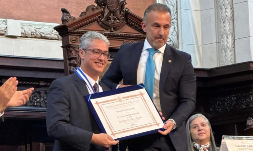 O deputado Cláudio Caiado (PSD) entrega a homenagem ao professor e advogado Gustavo Schmidt, no Palácio Tiradentes