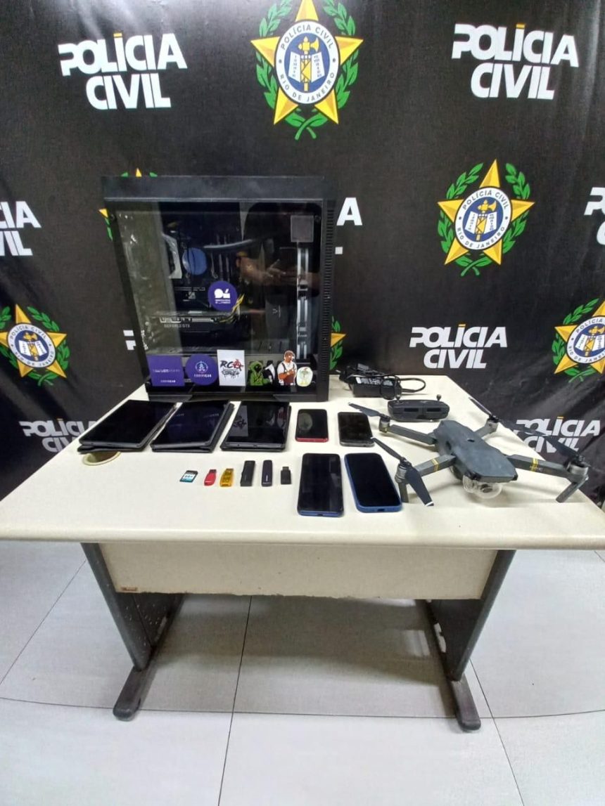 Polícia Civil apreendeu aparelhos eletrônicos e um drone na operação em Itaboraí
