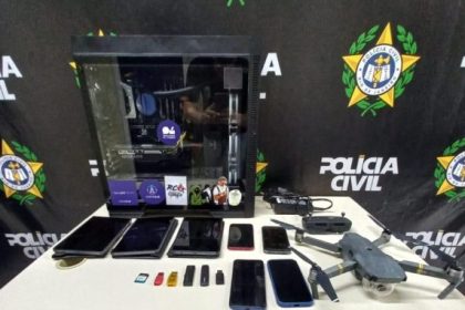 Polícia Civil apreendeu aparelhos eletrônicos e um drone na operação em Itaboraí