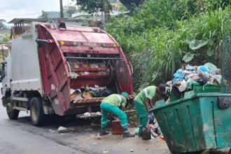 Paralisação começou após o não pagamento do 13º dos coletores de lixo, em meio ao agravamento da crise fiscal de Petrópolis.