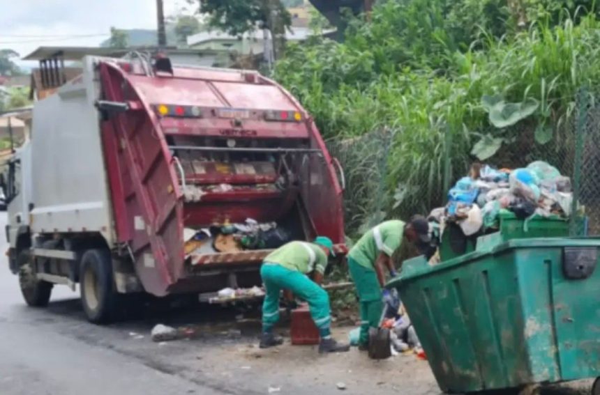 Paralisação começou após o não pagamento do 13º dos coletores de lixo, em meio ao agravamento da crise fiscal de Petrópolis.