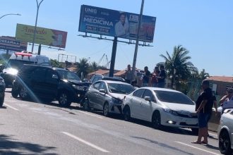 Acidente na Linha Vermelha causa trânsito intenso na região.