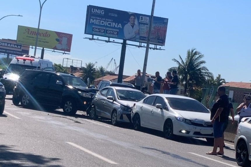 Acidente na Linha Vermelha causa trânsito intenso na região.