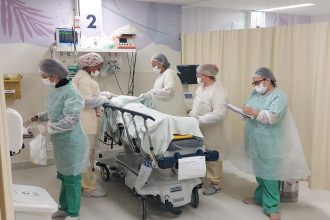 Neulizete sofreu duas paradas cardíacas enquanto estava internada para tratar ferimentos causados pelo pitbull de seu filho.