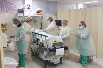 Neulizete sofreu duas paradas cardíacas enquanto estava internada para tratar ferimentos causados pelo pitbull de seu filho.