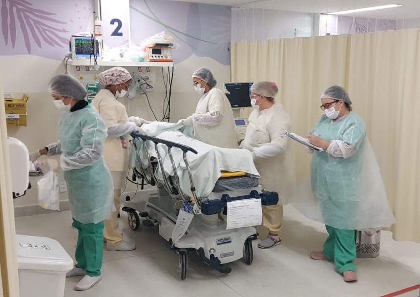 Neulizete sofreu duas paradas cardíacas enquanto estava internada para tratar ferimentos causados pelo pitbull de seu filho.