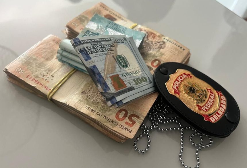 Além do valor em reais, também foram encontrados pela PF 600 dólares e uma pistola.