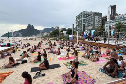 Frequentadores testam as atividades da nova Rio Academia, no Posto 10 de Ipanema, que oferece aulas gratuitas ao ar livre todos os dias.