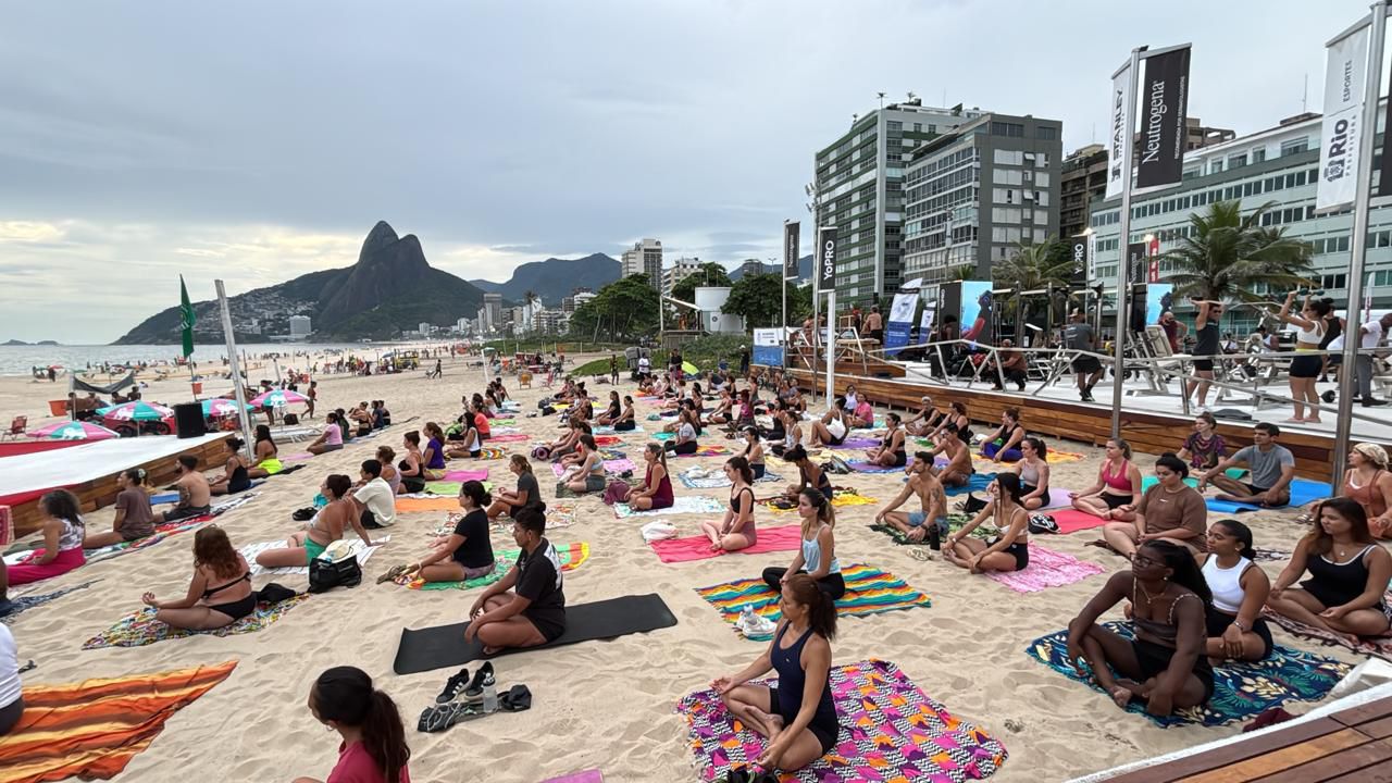Frequentadores testam as atividades da nova Rio Academia, no Posto 10 de Ipanema, que oferece aulas gratuitas ao ar livre todos os dias.