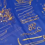 Dezenas de anéis, pingentes e colares com ouro foram recuperados - Foto: Divulgação/PRF