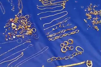 Dezenas de anéis, pingentes e colares com ouro foram recuperados - Foto: Divulgação/PRF