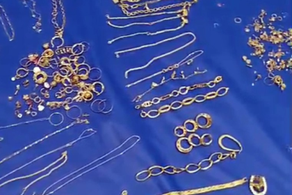 Dezenas de anéis, pingentes e colares com ouro foram recuperados - Foto: Divulgação/PRF
