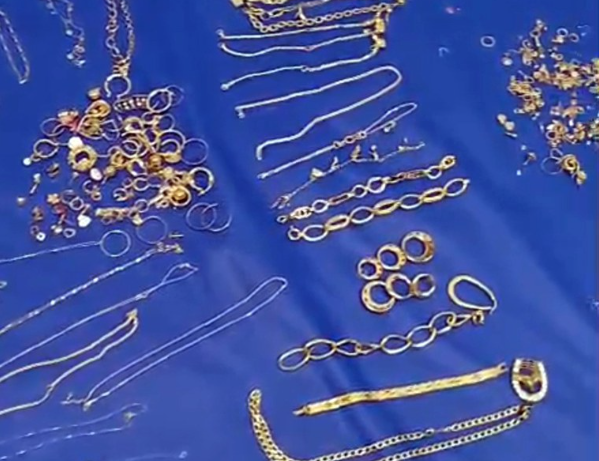 Dezenas de anéis, pingentes e colares com ouro foram recuperados - Foto: Divulgação/PRF