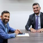 Rodrigo Bacellar e Giovani Ratinho durante conversa que resultou na criação da Frente Parlamentar das Barricadas na Alerj.