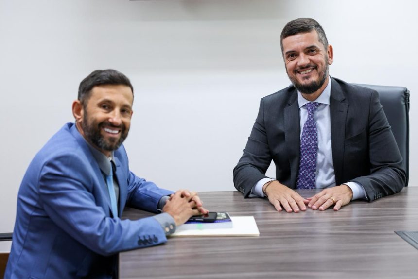 Rodrigo Bacellar e Giovani Ratinho durante conversa que resultou na criação da Frente Parlamentar das Barricadas na Alerj.