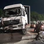 Motorista passou mal e veículo tombou na pista sentido Rio da Avenida Brasil - Foto: Centro de Operações Rio