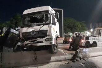 Motorista passou mal e veículo tombou na pista sentido Rio da Avenida Brasil - Foto: Centro de Operações Rio
