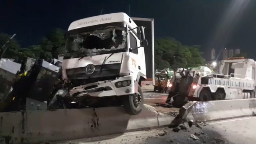Motorista passou mal e veículo tombou na pista sentido Rio da Avenida Brasil - Foto: Centro de Operações Rio