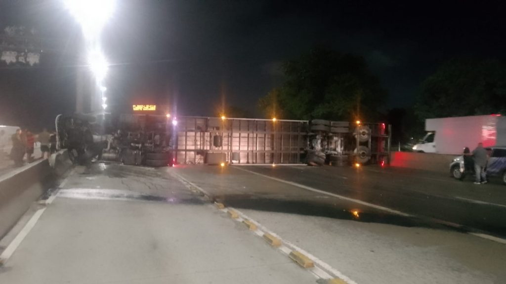 Acidente aconteceu por volta das 2h - Foto: Centro de Operações Rio