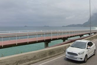A Ciclovia Tim Maia, na Zona Sul, segue fechada desde sábado (8) à tarde, devido ao alerta de ressaca da Marinha, com ondas que podem chegar a 3,5m de altura.