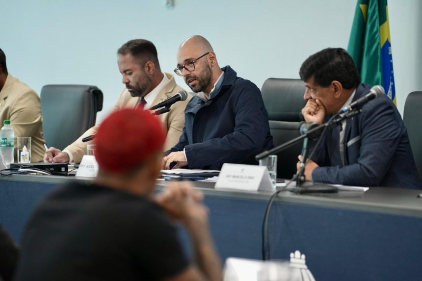 Deputados da CPI das Câmeras durante reunião na Alerj; comissão apura ligações entre facções criminosas e esquemas de devolução de veículos roubados.