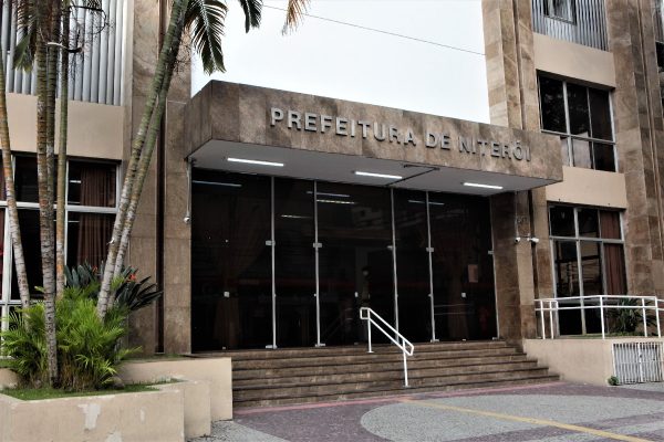 Prefeitura de Niterói lança processo seletivo para vagas temporárias com salários de até R$ 6,9 mil