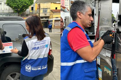Os fiscais atuaram na Glória, Centro, Ilha do Governador, Ramos, Cidade Nova. As principais infrações identificadas nos veículos de transporte foram a documentação vencida do sistema de Gás Natural Veicular (GNV) e cilindro vencido. Nos postos, identificaram erro de calibração do dispenser.