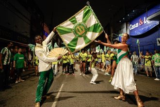 Ensaio técnico da Império Serrano em rua de Madureira, na Zona Norte do Rio.