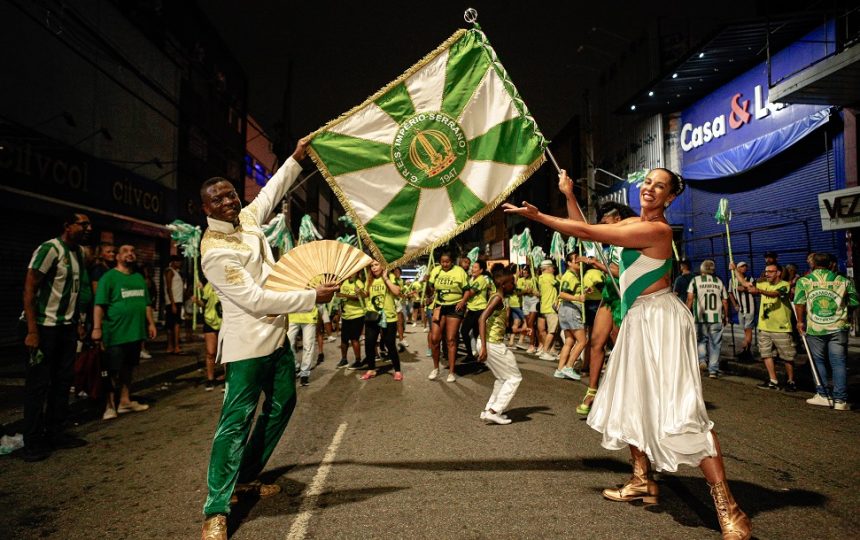 Ensaio técnico da Império Serrano em rua de Madureira, na Zona Norte do Rio.