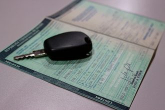 Motoristas têm até 30 de novembro para aderir ao Programa IPVA em Dia e parcelar débitos acumulados entre 2020 e 2025.