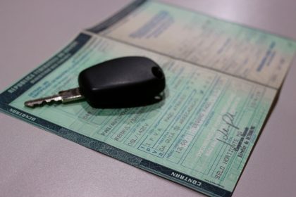 Motoristas têm até 30 de novembro para aderir ao Programa IPVA em Dia e parcelar débitos acumulados entre 2020 e 2025.