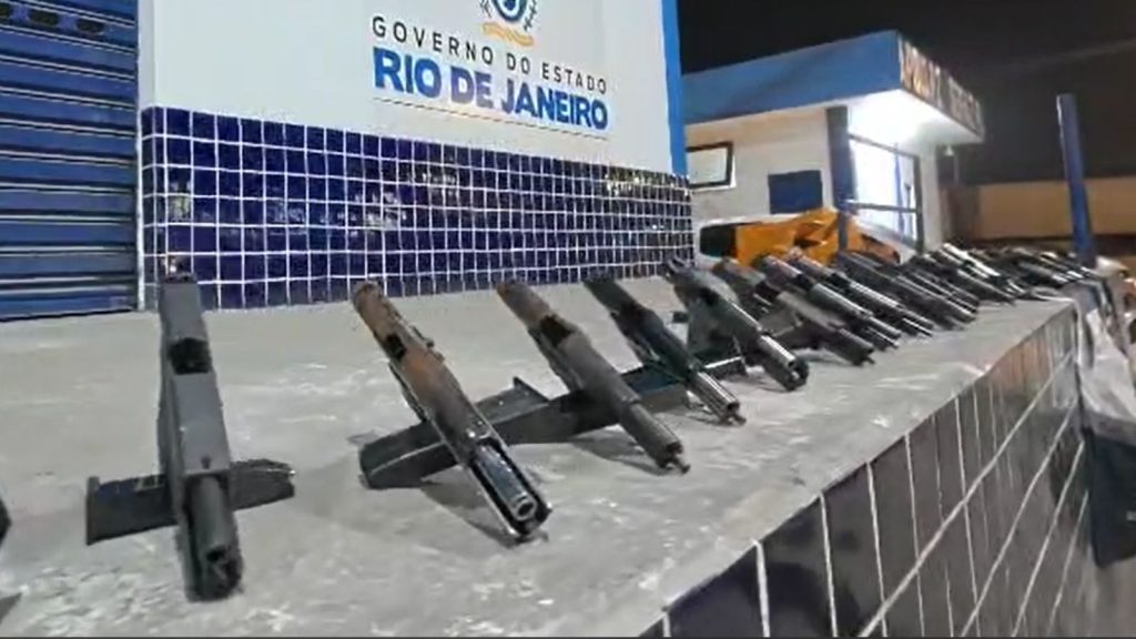 Mulher é presa com arsenal de 30 armas a caminho do Complexo do Alemão