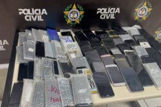 Policiais devolvem celulares roubados que foram recuperados durante Operação Rastreio