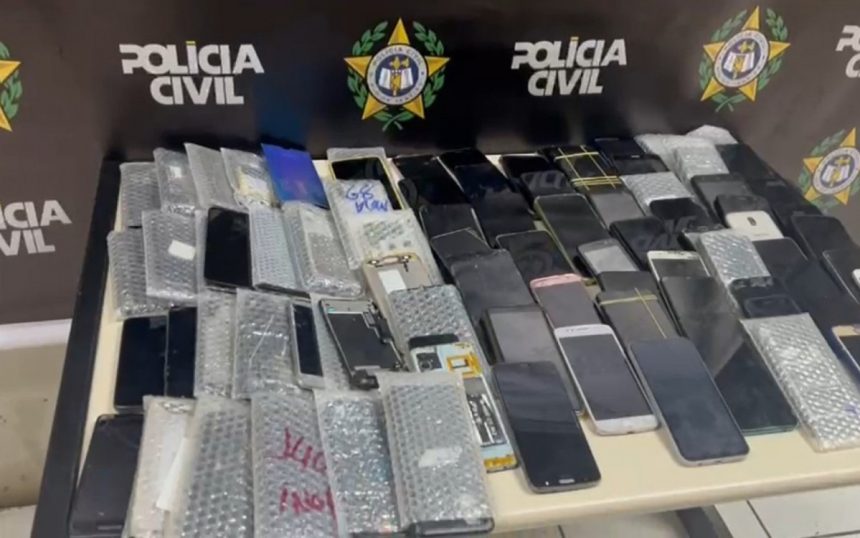 Policiais devolvem celulares roubados que foram recuperados durante Operação Rastreio