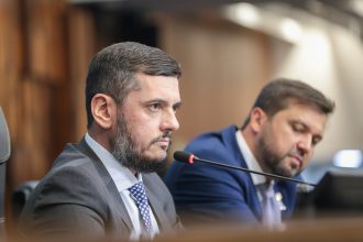 Rodrigo Bacellar anuncia em plenário o repasse de recursos da Alerj e a votação das mudanças nos incentivos fiscais