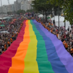 Edição de 2025 tem maior bandeira LGBTI+ da história do evento
