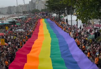 Edição de 2025 tem maior bandeira LGBTI+ da história do evento