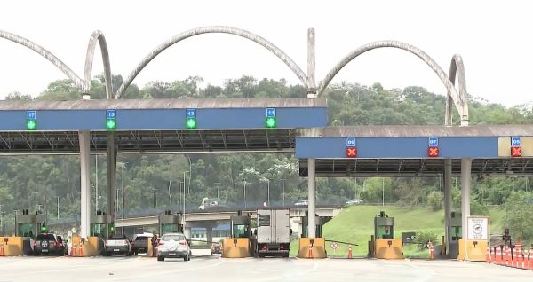 Pedágio da BR-040 foi interditado após acidente entre carretas na Serra de Petrópolis