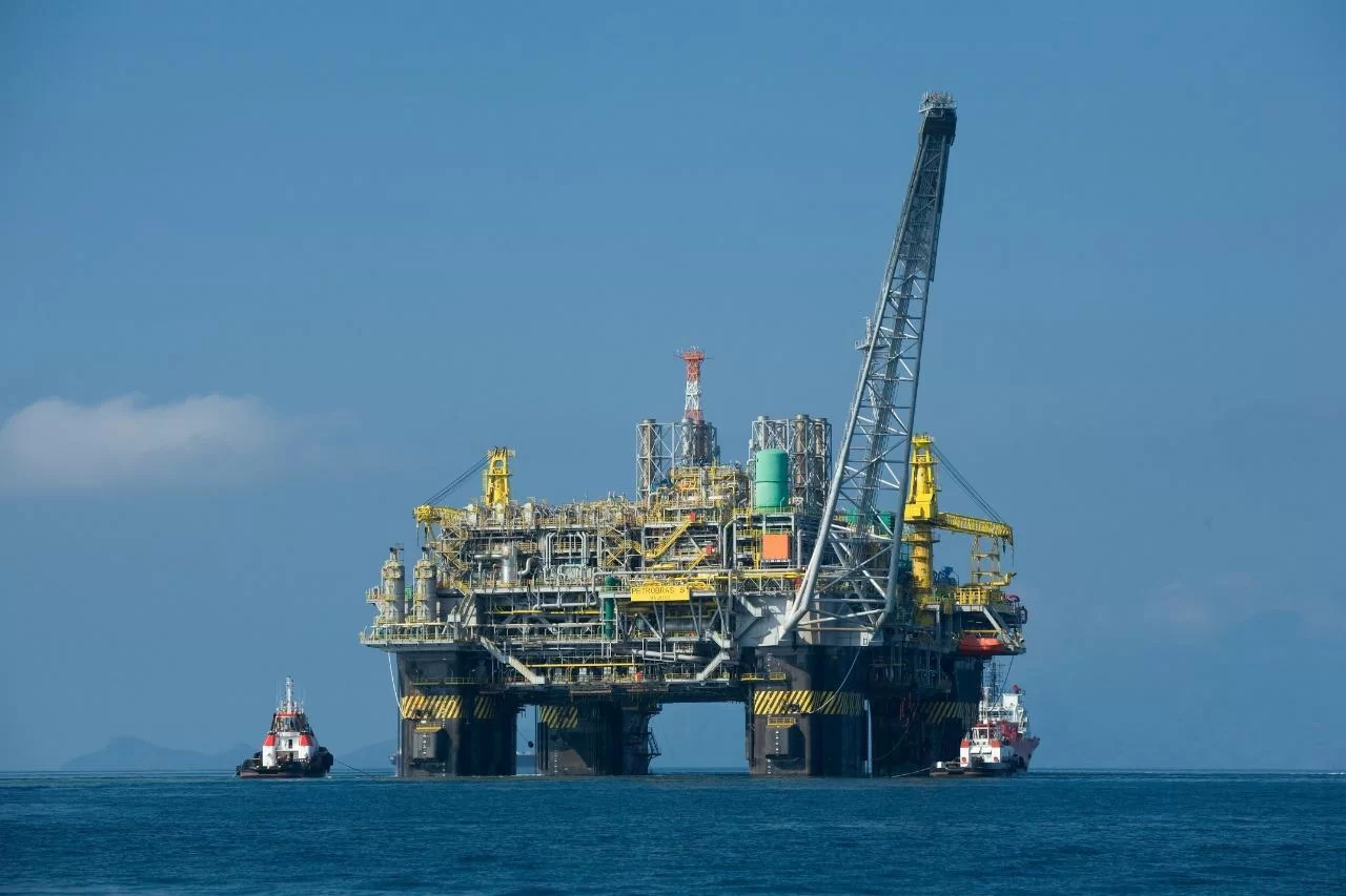 Petrobras descobre novo poço de petróleo na Bacia de Campos 51 Plataforma da Petrobras na Bacia de Campos. Setor do petróleo e gás se manifestou sobre mudanças para contribuição ao Fundo Orçamentário Temporário no Rio de Janeiro