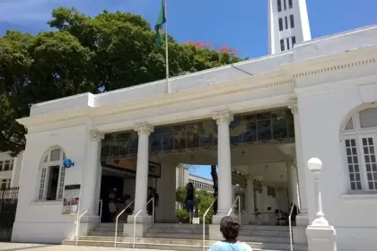 Edifício Touring, na Praça Mauá, onde o Grupo Belmonte adiou para janeiro a abertura de quatro restaurantes e uma casa de shows.