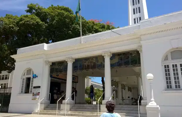 Edifício Touring, na Praça Mauá, onde o Grupo Belmonte adiou para janeiro a abertura de quatro restaurantes e uma casa de shows.