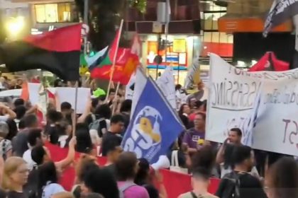 Os manifestantes se concentraram no fim da tarde no Largo do Machado .