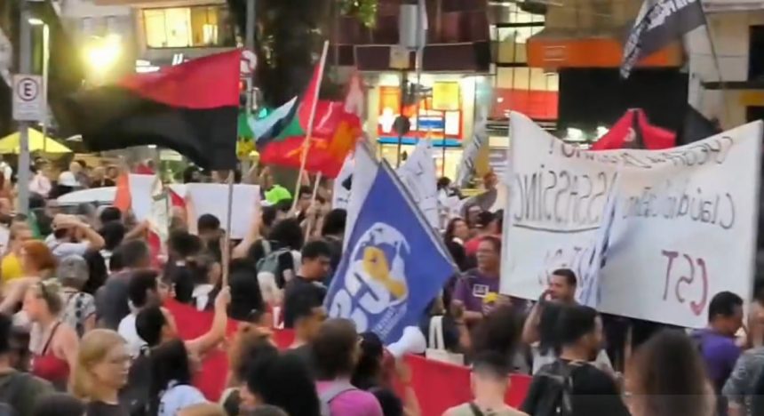 Os manifestantes se concentraram no fim da tarde no Largo do Machado .