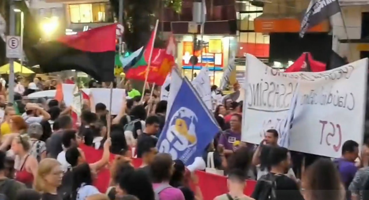 Os manifestantes se concentraram no fim da tarde no Largo do Machado .