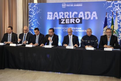 Momento de descontração durante a apresentação da Operação Barricada Zero. - Foto: Marcelo Regua e Rogério Santana/GovRJ